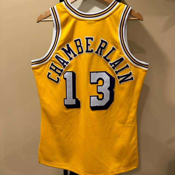 Mitchell & Ness NBA LA Lakers Wilt Chamberlain 1972 Yellow Jersey - Picture 2 of 12